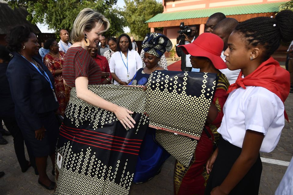 In Praia do Bilene wird Mathilde der traditionelle Wickelrock namens Capulana geschenkt. In Praia do Bilene wird Mathilde der traditionelle Wickelrock namens Capulana geschenkt.