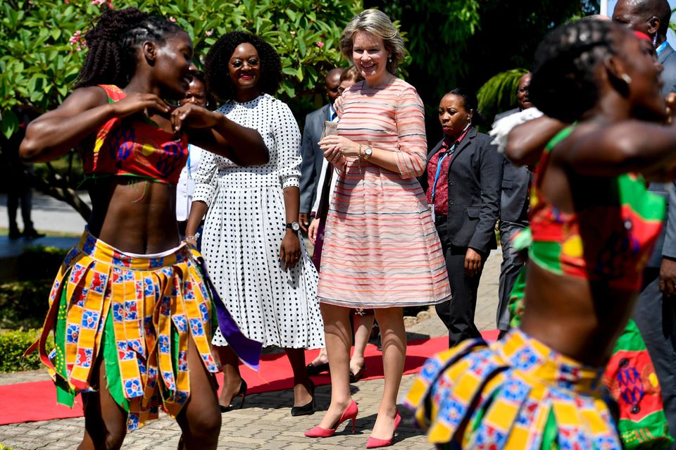 Beim Besuch der Projekte "INGC" und "Climate Change" des Welternährungsprogramms der Vereinten Nationen (WFP) wird für die Königin von Belgien ein traditioneller Tanz aufgeführt. Beim Besuch der Projekte "INGC" und "Climate Change" des Welternährungsprogramms der Vereinten Nationen (WFP) wird für die Königin von Belgien ein traditioneller Tanz aufgeführt.