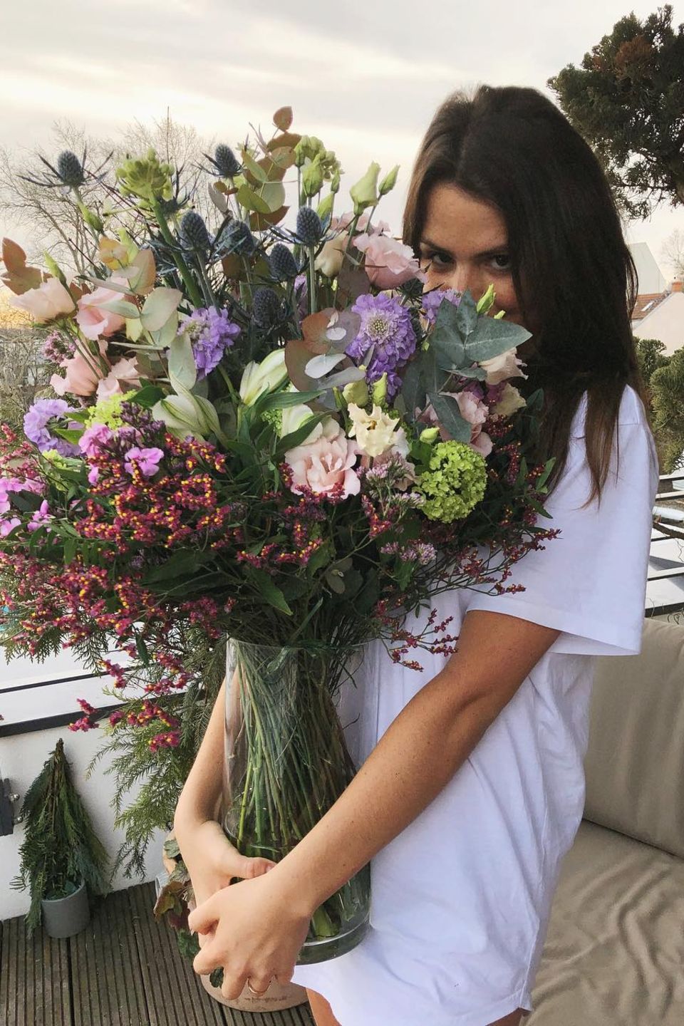 7. Februar 2019 "Danke mein Herz", postet Ruby O. Fee. Auf dem Foto schmunzelt die Schauspielerin versteckt hinter einem gigantischen Blumenstrauß. Fans vermuten natürlich, dass es sich bei dem Absender des romantischen Geschenks um ihren Freund Matthias Schweighöfer handelt.