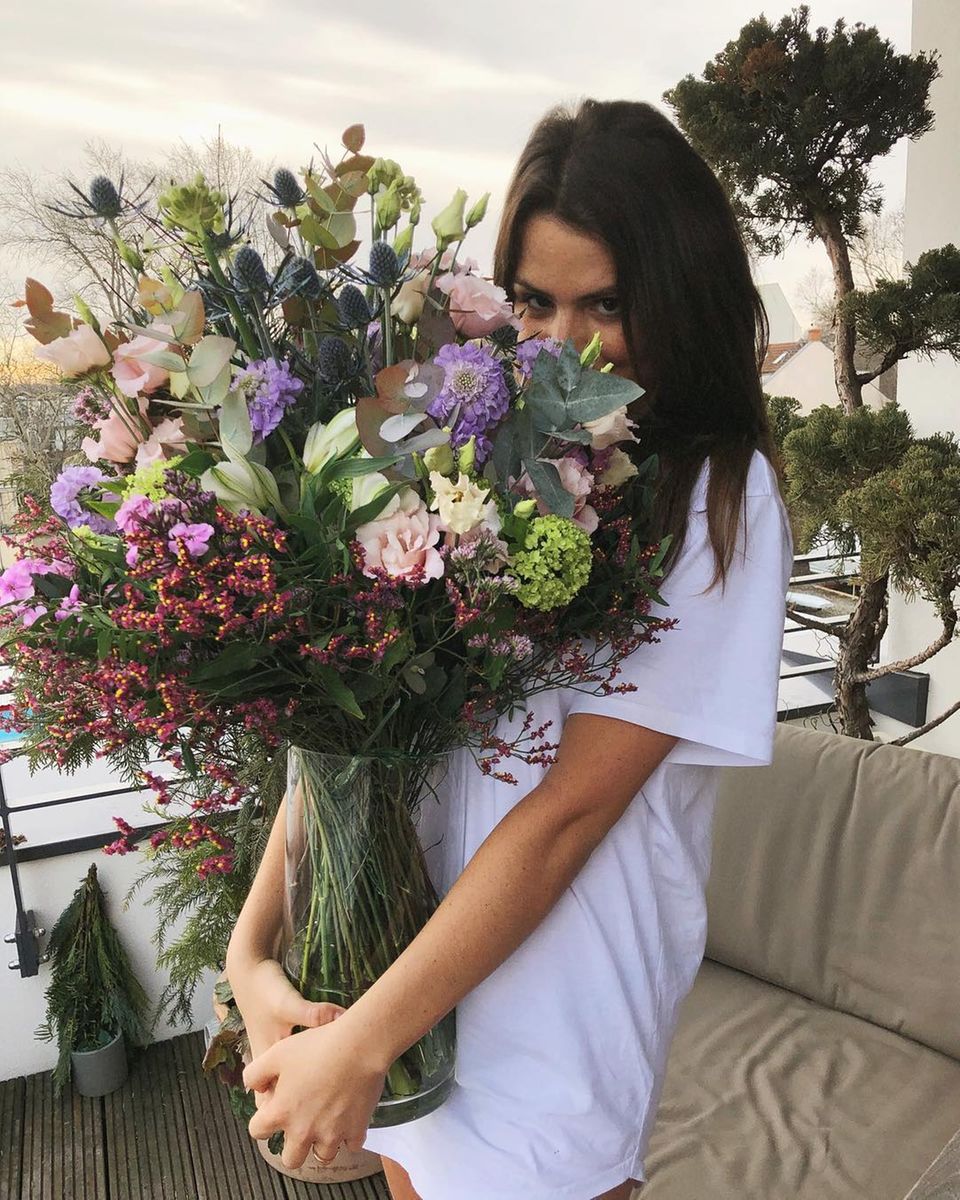 7. Februar 2019 "Danke mein Herz", postet Ruby O. Fee. Auf dem Foto schmunzelt die Schauspielerin versteckt hinter einem gigantischen Blumenstrauß. Fans vermuten natürlich, dass es sich bei dem Absender des romantischen Geschenks um ihren Freund Matthias Schweighöfer handelt. 7. Februar 2019 "Danke mein Herz", postet Ruby O. Fee. Auf dem Foto schmunzelt die Schauspielerin versteckt hinter einem gigantischen Blumenstrauß. Fans vermuten natürlich, dass es sich bei dem Absender des romantischen Geschenks um ihren Freund Matthias Schweighöfer handelt.