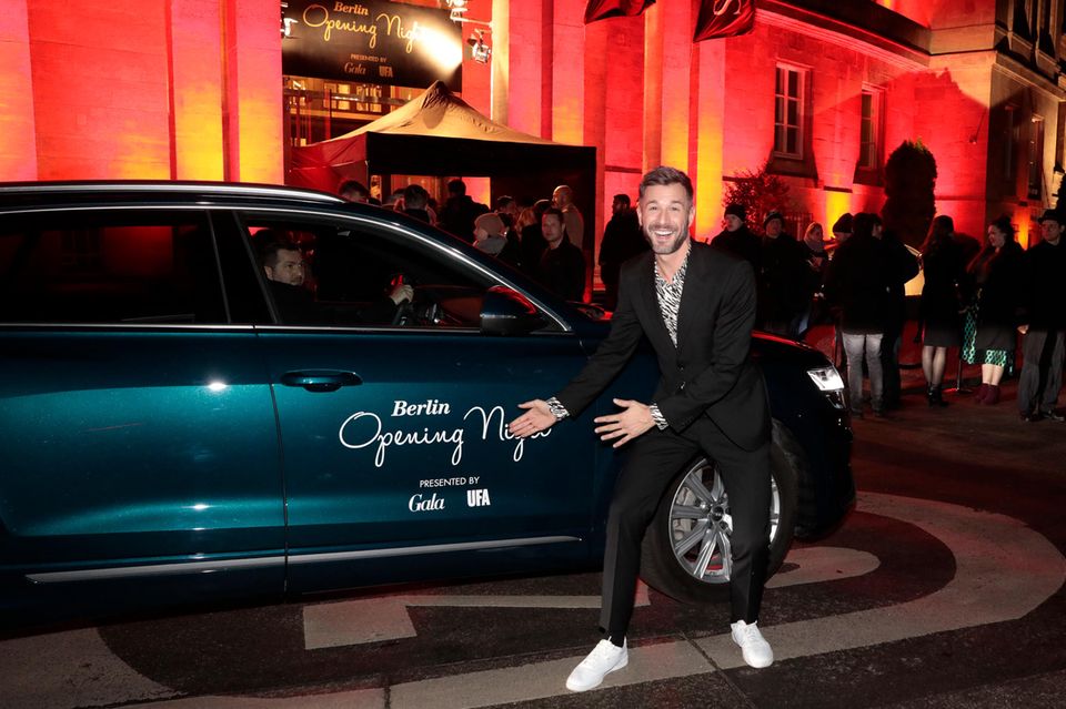 Vor dem Eingang des Hotels "SO/ Berlin Das Stue" zeigt Schauspieler Jochen Schropp vor dem Audi-Shuttle, was ansteht: Die "Berlin Opening Night by Gala und UFA". Vor dem Eingang des Hotels "SO/ Berlin Das Stue" zeigt Schauspieler Jochen Schropp vor dem Audi-Shuttle, was ansteht: Die "Berlin Opening Night by Gala und UFA".