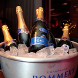 Mit eisgekühltem Champagner von Pommery kann die Party beginnen.