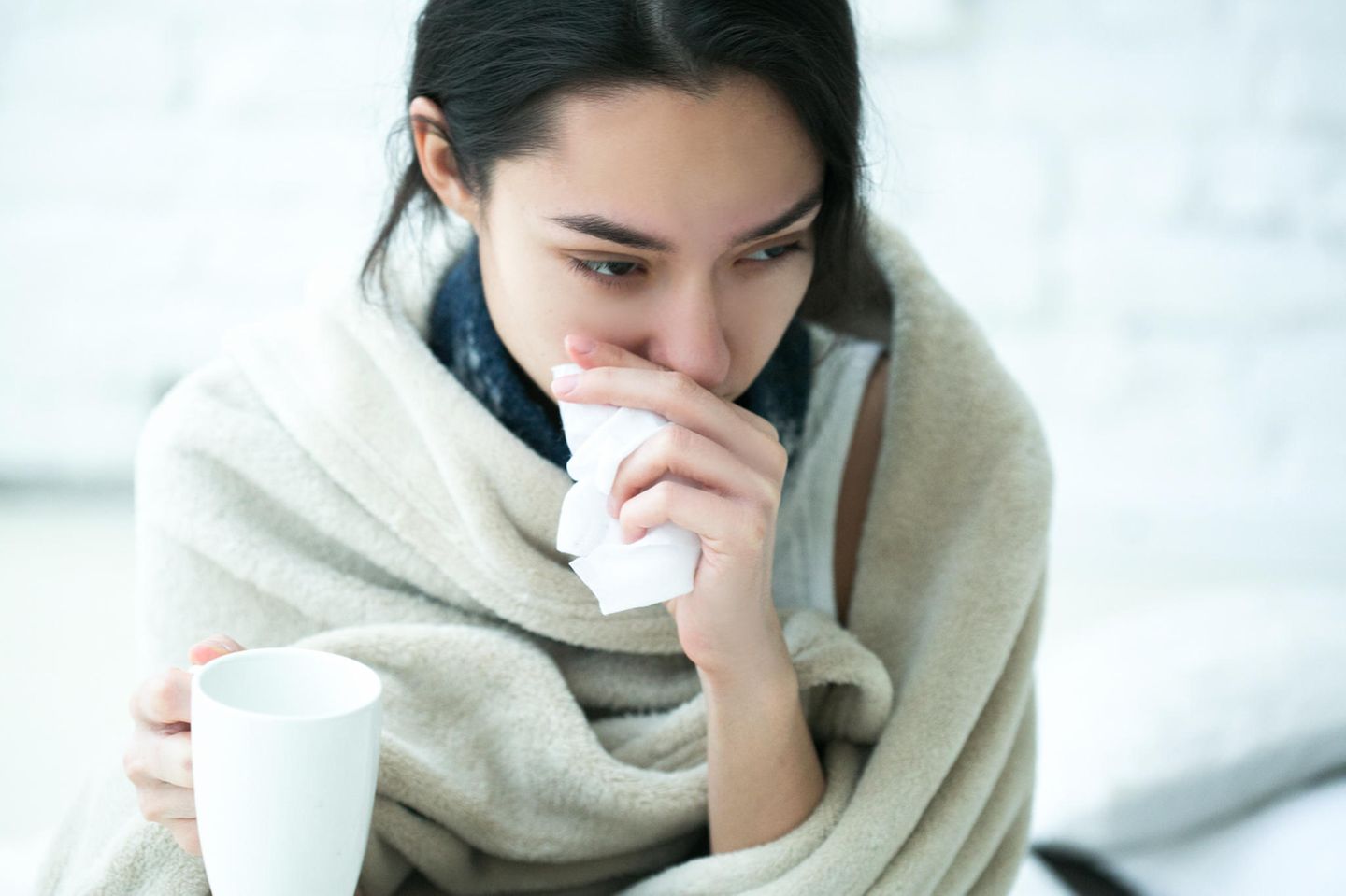 Die typischen Symptome einer Erkältung sind vor allem Schnupfen und eine verstopfte Nase
