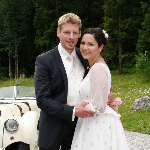 "Sturm der Liebe"-Traumpaar Staffel 4: Felix Saalfeld (Martin Gruber) und Emma Strobl (Ivanka Brekalo)  Als Emma Strobl "Fürstenhof"-Restaurantleiter Felix Saalfeld begegnet, ist es um sie geschehen. Leider verguckt sich Felix in Emmas intrigante Halbschwester Rosalie (Natalie Alison). Emma sieht ein, dass sie keine Chance hat und lässt sich auf eine Beziehung mit Page Ben (Florian Burgkart) ein. Dessen Mutter Barbara von Heidenberg (Nicola Tiggeler) entführt Emma eines Tages. Ein dramatisches Ereignis, an dem Rosalie nicht unbeteiligt ist. Felix erkennt, dass er sich für die falsche Schwester entschieden hat. Nach einer weiteren erfolglosen Intrige Rosalies finden Emma und Felix endlich zueinander. Sie heiraten und beginnen ein neues Leben in Kanada bei Felix’ Vater Johann. In Staffel vier kehrt das Paar für einen Besuch an den "Füstenhof" zurück. Dabei stellt sich heraus, dass Emma Zwillinge erwartet. Ein halbes Jahr später kommen Max und Moritz zur Welt.  Staffel vier von "Sturm der Liebe" umfasst die Folgen 704 bis 914. 