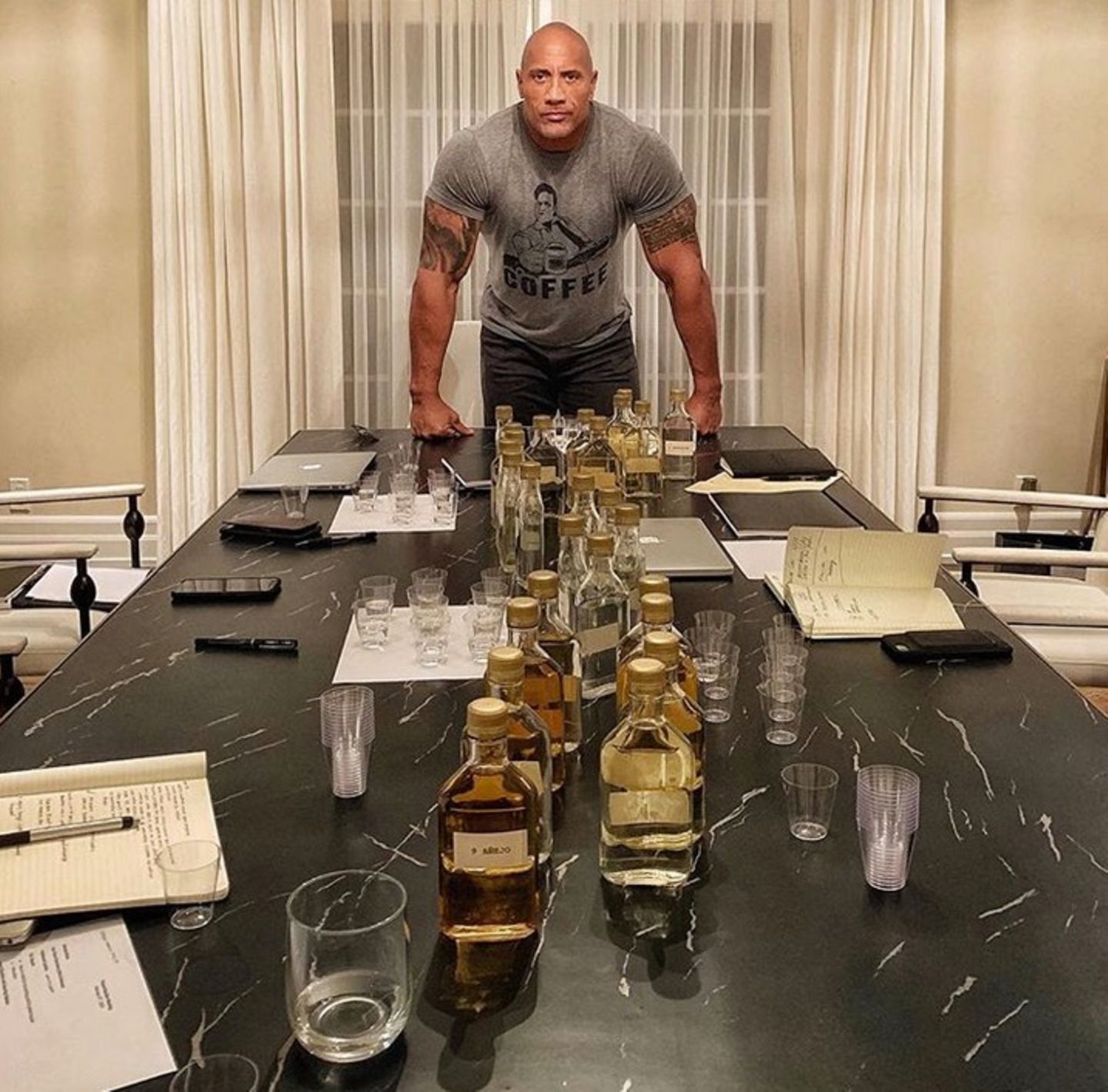 Dwayne "The Rock" Johnson tüftelt schon länger an seiner eigenen Tequila-Marke. Auf Instagram verkündet er: "Nach Jahren der Entwicklung und der Zusammenarbeit mit den besten Partnern der Spirituosenbranche, sind wir einen Schritt weiter,  meine Leidenschaft der Welt zum Genuss anzubieten. 