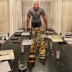 Dwayne "The Rock" Johnson tüftelt schon länger an seiner eigenen Tequila-Marke. Auf Instagram verkündet er: "Nach Jahren der Entwicklung und der Zusammenarbeit mit den besten Partnern der Spirituosenbranche, sind wir einen Schritt weiter,  meine Leidenschaft der Welt zum Genuss anzubieten. 