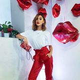 Rote Lippen soll man küssen: Model Stefanie Giesinger präsentiert sich bei der Eröffnung des worth it! Cafés by L´Oréal Paris in einem coolen Look in Weiß- und Rottönen - und das von Kopf bis Fuß! 