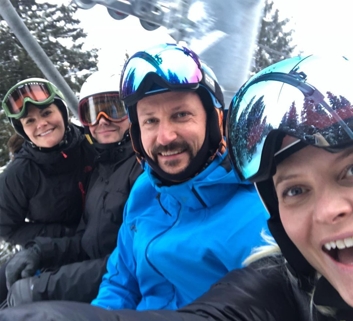Wenn Prinzessin Victoria, Prinz Daniel, Prinz Haakon und Prinzessin Mette-Marit aufeinandertreffen entstehen solche lustigen Selfies. Die schwedischen und norwegischen Royals sind im schwedischen Åre (nicht weit von der norwegischen Grenze entfernt) bei der Alpinen Skiweltmeisterschaft zu Gast. 