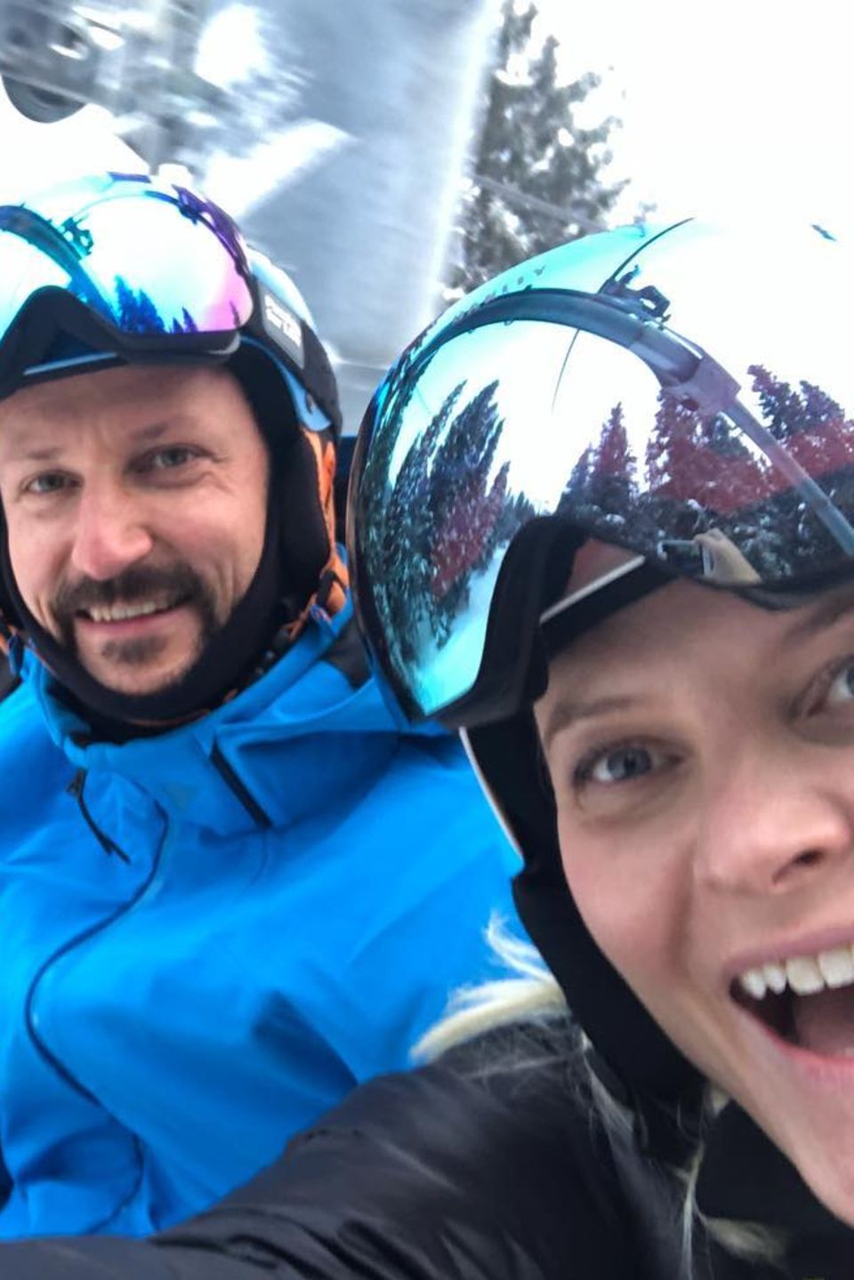 Wenn Prinzessin Victoria, Prinz Daniel, Prinz Haakon und Prinzessin Mette-Marit aufeinandertreffen entstehen solche lustigen Selfies. Die schwedischen und norwegischen Royals sind im schwedischen Åre (nicht weit von der norwegischen Grenze entfernt) bei der Alpinen Skiweltmeisterschaft zu Gast. Wenn Prinzessin Victoria, Prinz Daniel, Prinz Haakon und Prinzessin Mette-Marit aufeinandertreffen entstehen solche lustigen Selfies. Die schwedischen und norwegischen Royals sind im schwedischen Åre (nicht weit von der norwegischen Grenze entfernt) bei der Alpinen Skiweltmeisterschaft zu Gast.