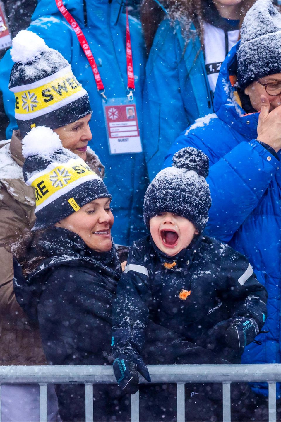 9. Februar 2019 Prinz Oscar außer Rand und Band: Die schwedischen Royals besuchen die Alpine Skiweltmeisterschaft 2019 im schwedischen Åre. Dabei ist Prinzessin Victorias jüngster Spross ganz aus dem Häuschen und feuert die Teilnehmer lauthals an. 9. Februar 2019 Prinz Oscar außer Rand und Band: Die schwedischen Royals besuchen die Alpine Skiweltmeisterschaft 2019 im schwedischen Åre. Dabei ist Prinzessin Victorias jüngster Spross ganz aus dem Häuschen und feuert die Teilnehmer lauthals an.