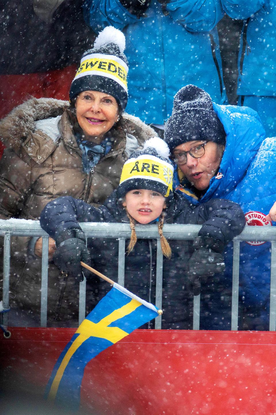 9. Februar 2019 Seine ältere Schwester, Prinzessin Estelle, lässt sich dagegen nicht so schnell aus der Ruhe bringen und verfolgt gemeinsam mit Oma Königin Silvia und Papa Prinz Daniel das Geschehen. 9. Februar 2019 Seine ältere Schwester, Prinzessin Estelle, lässt sich dagegen nicht so schnell aus der Ruhe bringen und verfolgt gemeinsam mit Oma Königin Silvia und Papa Prinz Daniel das Geschehen.