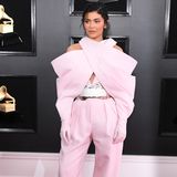 Der Anzug stammt von Balmain, Olivier Rousteing gehört zu den Lieblingsdesignern der Kardashians. Während seine Designs sonst figurbetonend und formgebend sind, wirft diese Kreation mit Handschuhen und Wickelärmeln viele Fragen auf. 