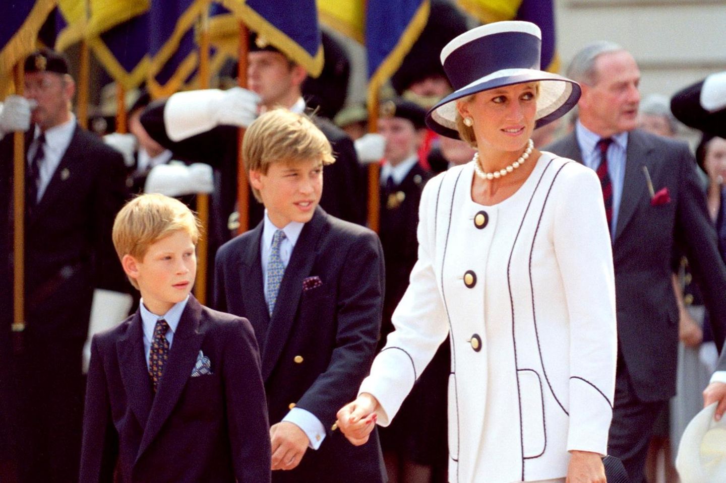 Prinz Harry, Prinz William und Prinzessin Diana am 18. August 1995 in London bei der Gedenkfeier zur Kapitulation Japans im Zweiten Weltkrieg 
