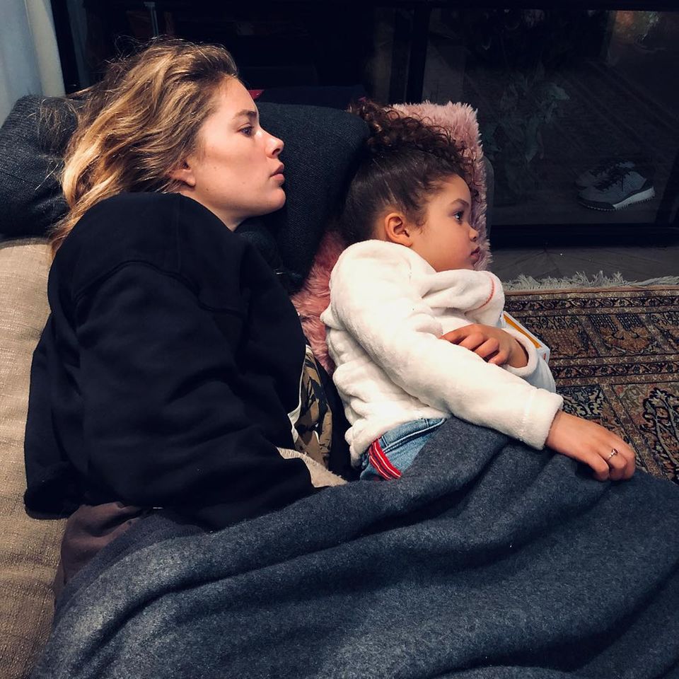 11. Februar 2019 Zeit zum Kuscheln: Sunnery James teilt einen privaten Familienmoment seiner Ehefrau Doutzen Kroes und Tochter Myllena Mae. 11. Februar 2019 Zeit zum Kuscheln: Sunnery James teilt einen privaten Familienmoment seiner Ehefrau Doutzen Kroes und Tochter Myllena Mae.