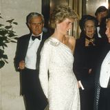 Auch Prinzessin Diana zog bei einem Gala-Dinner in Washington alle Blicke auf sich. Genau wie Herzogin Catherine 34 Jahre später, trägt sie glitzernde Pumps dazu. 