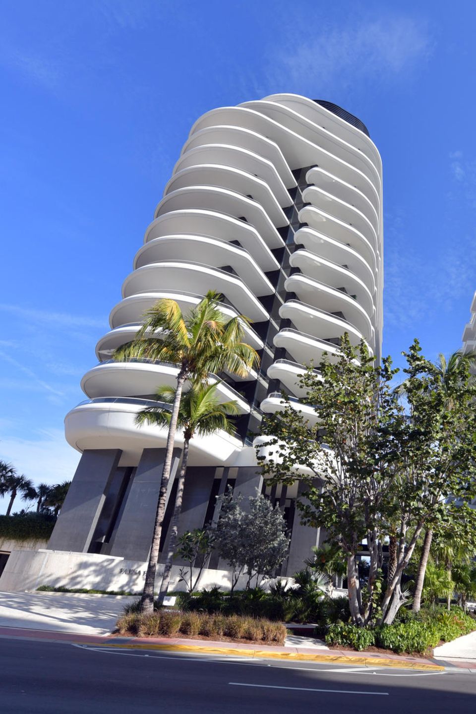Kanye West kaufte heimlich eine 15 Millionen Dollar Wohnung in Miamis schimmernden Milliardär-Strandbunker als Weihnachtsgeschenk für Kim Kardashian Kanye West kaufte heimlich eine 15 Millionen Dollar Wohnung in Miamis schimmernden Milliardär-Strandbunker als Weihnachtsgeschenk für Kim Kardashian