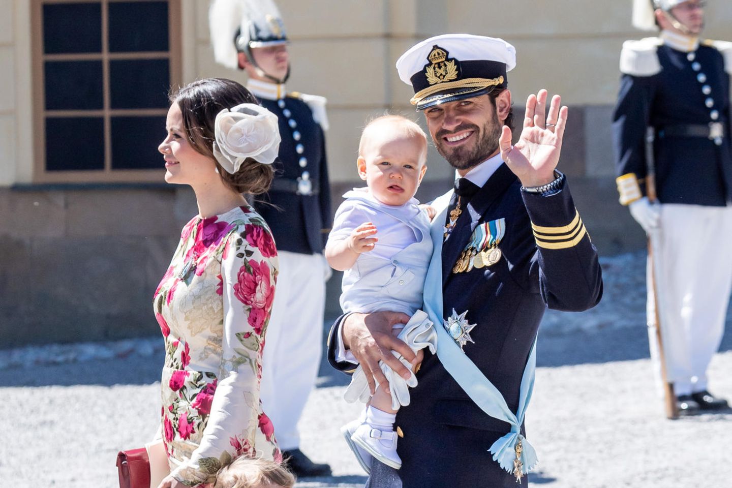 Prinz Carl Philip mit Ehefrau Sofia und ihren Kindern Prinz Alexander (an der Hand seiner Mama) und Prinz Gabriel (auf dem Arm seines Papas)