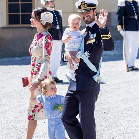 Prinz Carl Philip mit Ehefrau Sofia und ihren Kindern Prinz Alexander (an der Hand seiner Mama) und Prinz Gabriel (auf dem Arm seines Papas)
