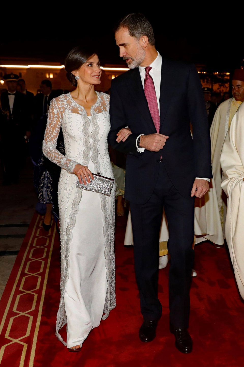 Ganz in Weiß präsentiert sich Königin Letizia von Spanien beim Gala-Dinner im königlichen Palast in Rabat. Das bestickte Dress des spanischen Designers Felipe Varela erinnert an ein Brautkleid und steht der 46-Jährigen einfach super! Ganz in Weiß präsentiert sich Königin Letizia von Spanien beim Gala-Dinner im königlichen Palast in Rabat. Das bestickte Dress des spanischen Designers Felipe Varela erinnert an ein Brautkleid und steht der 46-Jährigen einfach super!