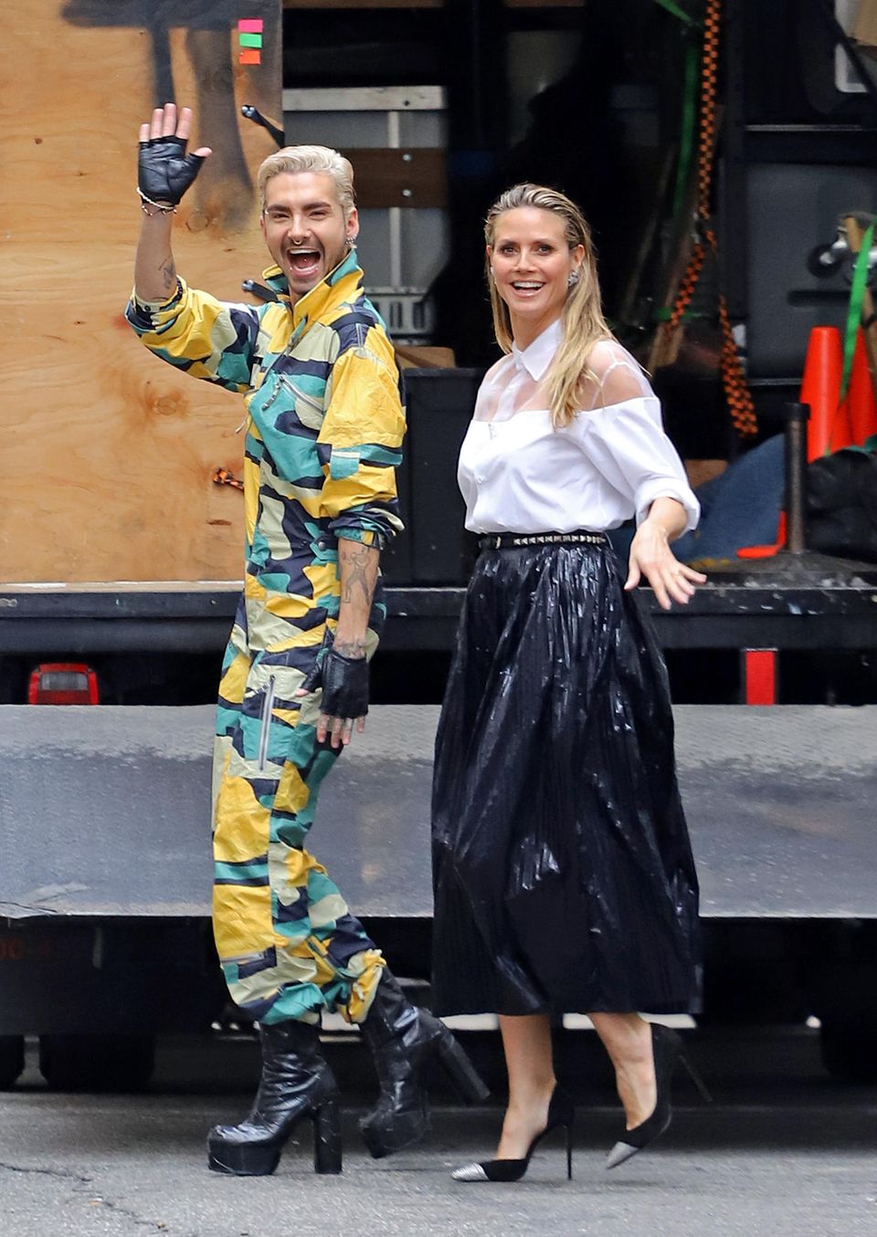 Babygerücht um Heidi Klum : Heidi trägt am 14. Februar 2019 bei Dreharbeiten für "Germany's next Topmodel" mit Tom Kaulitz einen schwarzen, glänzenden Plisseerock und eine weiße Bluse. Obwohl Nietengürtel, Cut-Outs und durchsichtige Einsätze sicherlich von ihrer Körpermitte ablenken sollen, wirkt diese auffällig gewölbter als sonst. Ob das dem Schnitt und Material des Rocks zu verdanken ist oder die Gerüchte um eine Schwangerschaft wahr sind - abwarten! Sie trägt einen schwarzen, glänzenden Plisseerock und eine weiße Bluse. Obwohl Nietengürtel, Cut-Outs und durchsichtige Einsätze sicherlich von ihrer Körpermitte ablenken sollen, wirkt diese auffällig gewölbter als sonst. Ob das dem Schnitt und Material des Rocks zu verdanken ist oder die Gerüchte um eine Schwangerschaft wahr sind, wird sich zeigen.