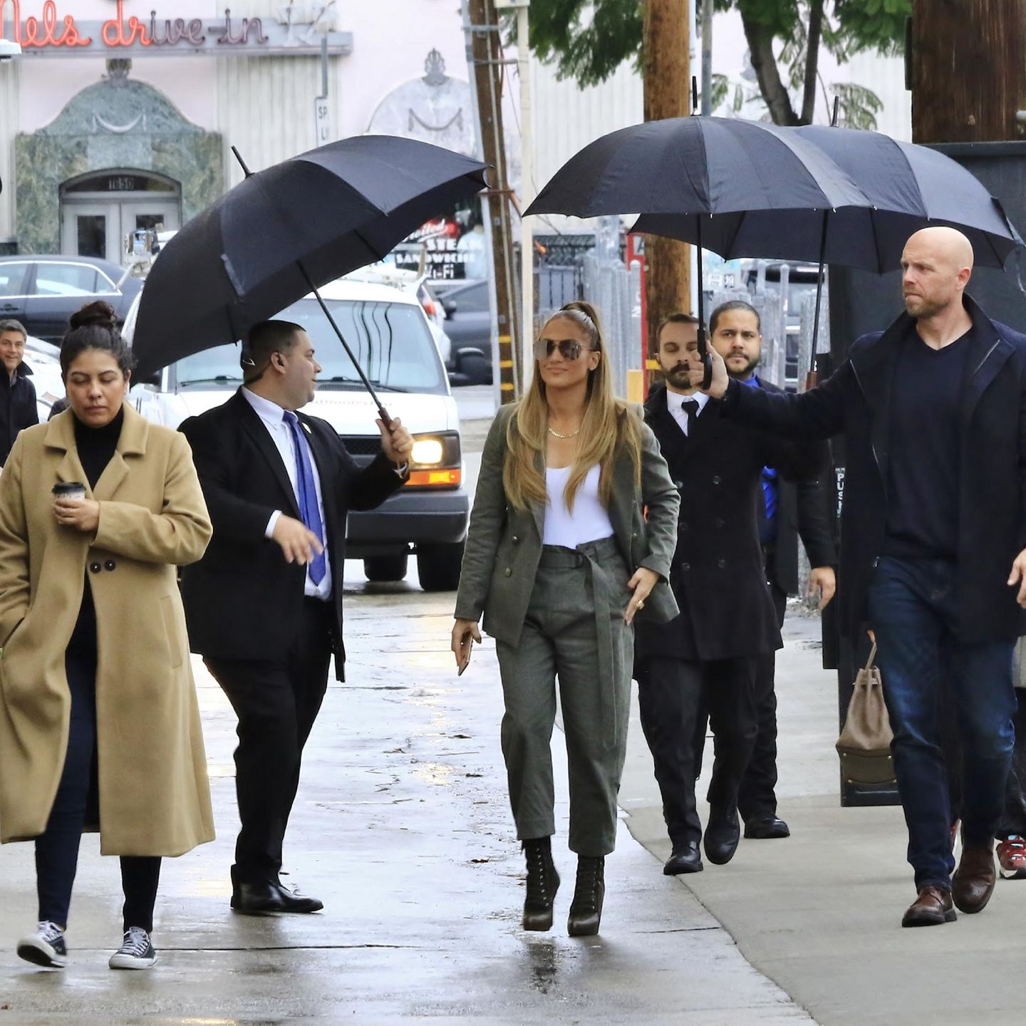 Sie ist und bleibt eine Diva: Auf ihrem Weg in die Kimmel Studios in Hollywood wird Jennifer Lopez von einer Entourage begleitet, die ihr nicht nur einen, sondern gleich drei Regenschirme bereit hält. Während sich ihre fleißigen Assistenten um ihr Wohlergehen kümmern, lässt JLO lässig eine Hand in der Hosentasche. 