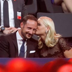 Prinzessin Mette-Marit drückt ihrem Prinz Haakon einen zärtlichen Kuss auf die Wange.