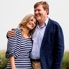 Liebevoll lehnt sich Königin Máxima an die Schulter ihres Ehemanns König Willem-Alexander.