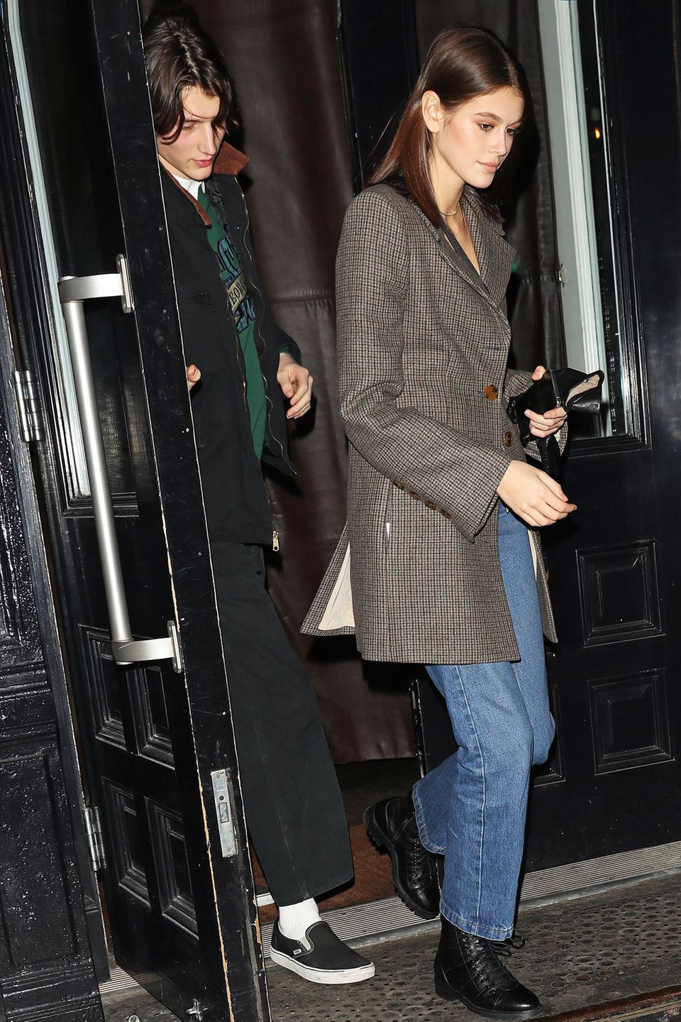 Kaia Gerber hat sich für ihr Valentinstagsdate diesen ganz lockeren und eher wenig spannenden Jeans- und Karomantel-Style ausgesucht. Wesentlich spannender ist das schon die Frage, wer ihr Date ist. So wie es aussieht nämlich nicht ihr angeblicher Freund Fenton Merkell.