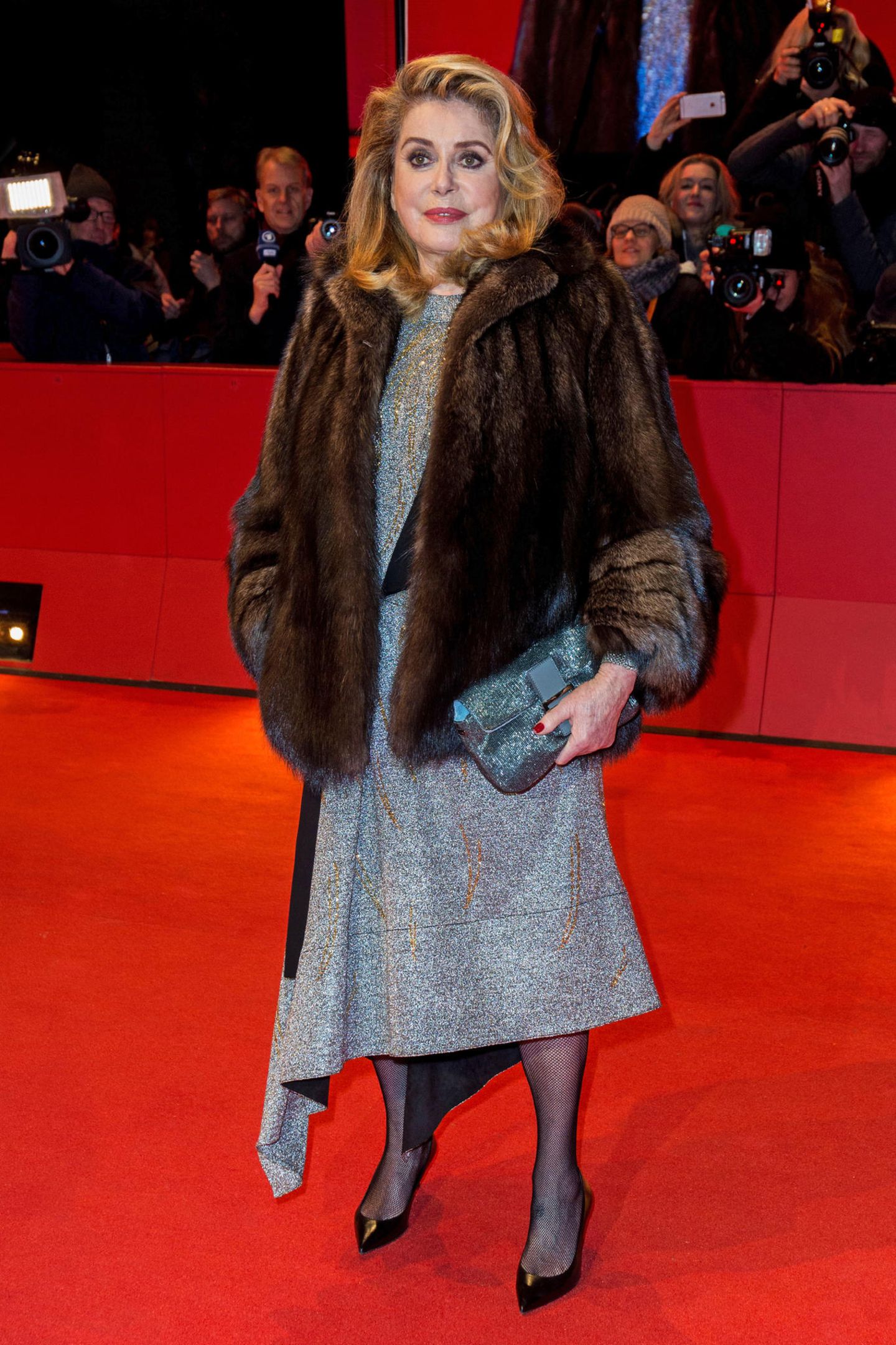 Die Diva kann's nicht lassen! Wie schon früher auf der Berlinale trägt Catherine Deneuve ihren kurzen Pelzmantel.