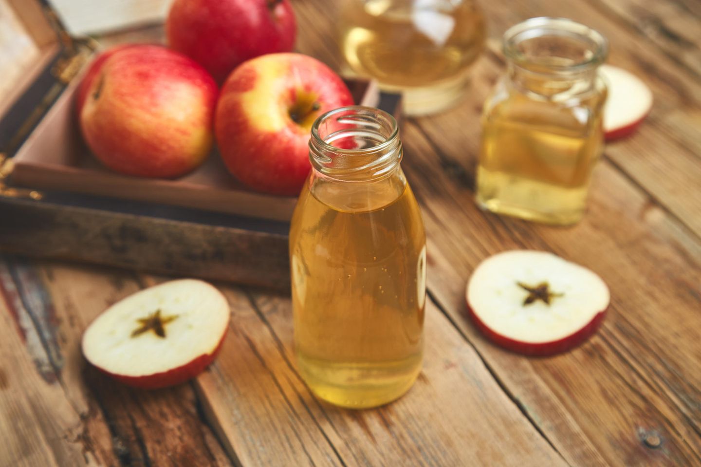 Fieber senken: Apfelessig hilft bei erhöhter Temperatur