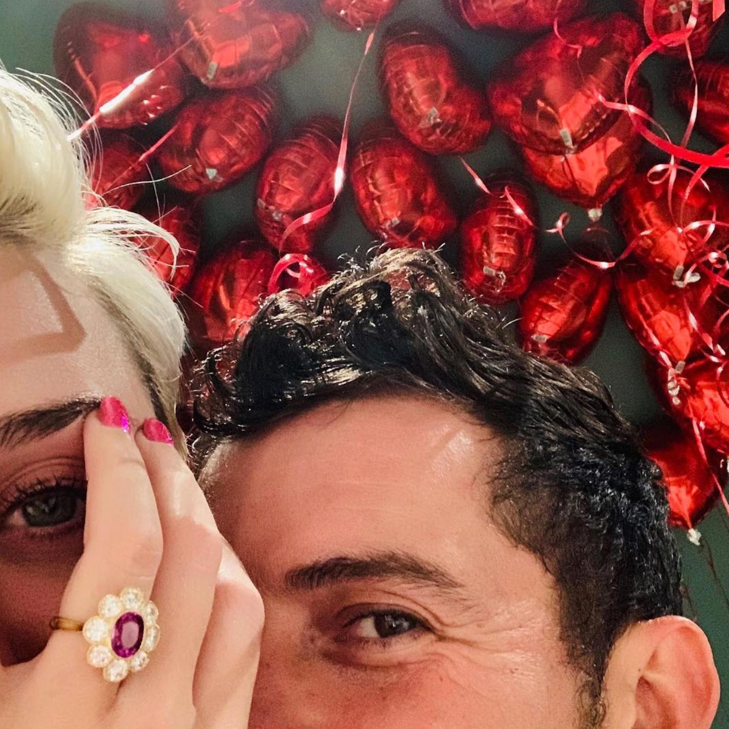 Was für ein Klunker! Mit diesem "bloomigen" Diamant- und Rubin-Ring, hat Orlando Bloom seiner Freundin Katy Perry passenderweise am Valentinstag einen Antrag gemacht.