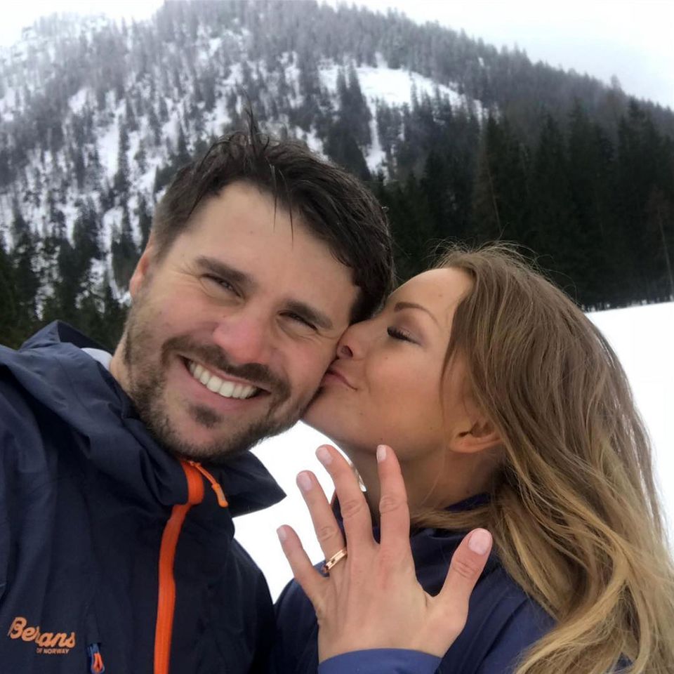 Da ist er, der goldene Verlobungsring, den Moderator Thore Schölermann seiner Jana Julie im Skiurlaub in Norwegen an den Finger gesteckt hat. Noch ohne Stein, den wollte er einige Wochen später beim gemeinsamen Afrika-Urlaub dann selbst ausgraben. Da ist er, der goldene Verlobungsring, den Moderator Thore Schölermann seiner Jana Julie im Skiurlaub in Norwegen an den Finger gesteckt hat. Noch ohne Stein, den wollte er einige Wochen später beim gemeinsamen Afrika-Urlaub dann selbst ausgraben.