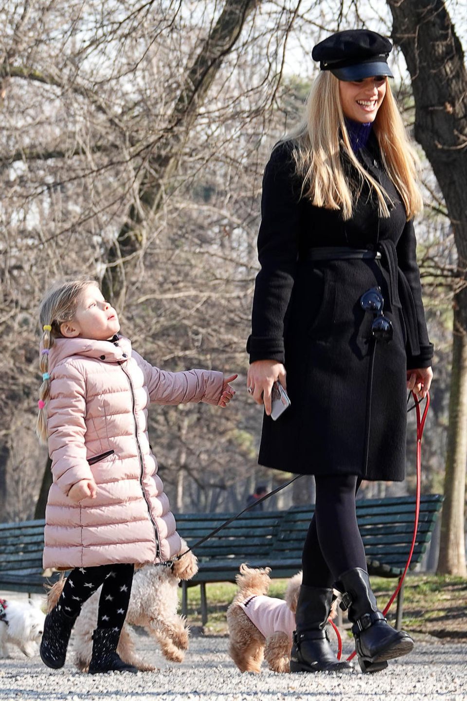 Mamma mia! Michelle Hunziker könnte im schwarzen Lässig-Look samt Boots und Schiebermütze beim Spaziergang durch einen Mailänder Park mit ihren Süßen Sole und Celeste glatt zur stylischsten Mutter Italiens gekürt werden. Mamma mia! Michelle Hunziker könnte im schwarzen Lässig-Look samt Boots und Schiebermütze beim Spaziergang durch einen Mailänder Park mit ihren Süßen Sole und Celeste glatt zur stylischsten Mutter Italiens gekürt werden.