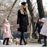 Mamma mia! Michelle Hunziker könnte im schwarzen Lässig-Look samt Boots und Schiebermütze beim Spaziergang durch einen Mailänder Park mit ihren Süßen Sole und Celeste glatt zur stylischsten Mutter Italiens gekürt werden.