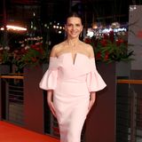 Jurypräsidentin Juliette Binoche hat sich für die Verleihung des Goldenen Bären einen ganz besonderen Red-Carpet-Look ausgesucht. Das roséfarbene Traumkleid stammt von Balmain Couture.