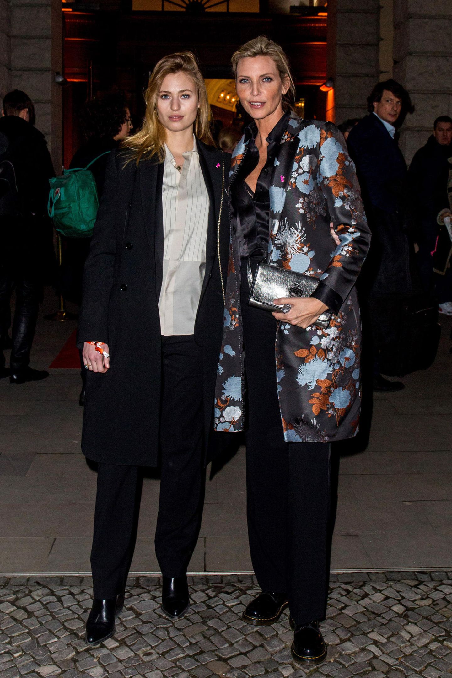 90er-Supermodel Nadja Auermann, im floralen Seiden-Look, besucht mit Model-Tochter Cosima die Aftershowparty von Peter Lindberghs "Womens Stories".