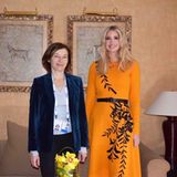 Dieser Look toppt alles: Im Rahmen ihres Deutschlandbesuches trägt Ivanka Trump dieses orangefarbene Kleid von Oscar de la Renta. Dieses Modell des Luxus-Labels hat seinen Preis. Für stolze 4.850 Euro ist es zu haben.