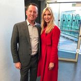 Ankunft in München: First Daughter Ivanka Trump nimmt an der Münchener Sicherheitskonferenz teil und wählt als Travel-Outfit einen roten Mantel von Carolina Herrera (ca. 890 Euro).