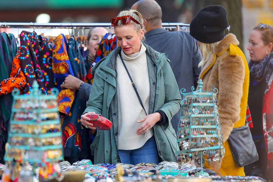 Ein Superstar auf dem Flohmarkt: Schauspielerin Cameron Diaz wird auf ihrer Suche nach einer farbenfrohen Clutch im New Yorker Stadtteil SoHo abgelichtet. Ein Superstar auf dem Flohmarkt: Schauspielerin Cameron Diaz wird auf ihrer Suche nach einer farbenfrohen Clutch im New Yorker Stadtteil SoHo abgelichtet.