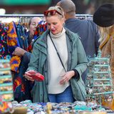 Ein Superstar auf dem Flohmarkt: Schauspielerin Cameron Diaz wird auf ihrer Suche nach einer farbenfrohen Clutch im New Yorker Stadtteil SoHo abgelichtet.
