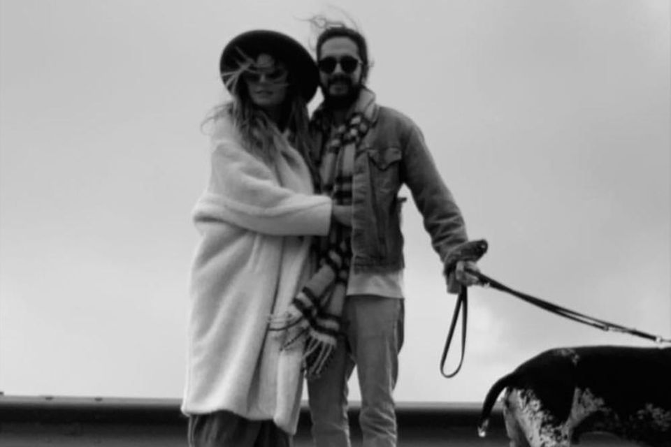 Babygerücht um Heidi Klum : Heidi Klum postet dieses Pärchenfoto mit Tom Kaulitz am 17. Februar 2019. Wieder trägt sie ihren Walle-Walle-Mantel Heidi Klum postet dieses Pärchenfoto mit Tom Kaulitz am 17. Februar 2019. Wieder trägt sie ihren Walle-Walle-Mantel