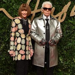 Zusammen mit "Vogue"-Chefin Anna Wintour posiert er 2015 auf dem roten Teppich der Fashion Awards.