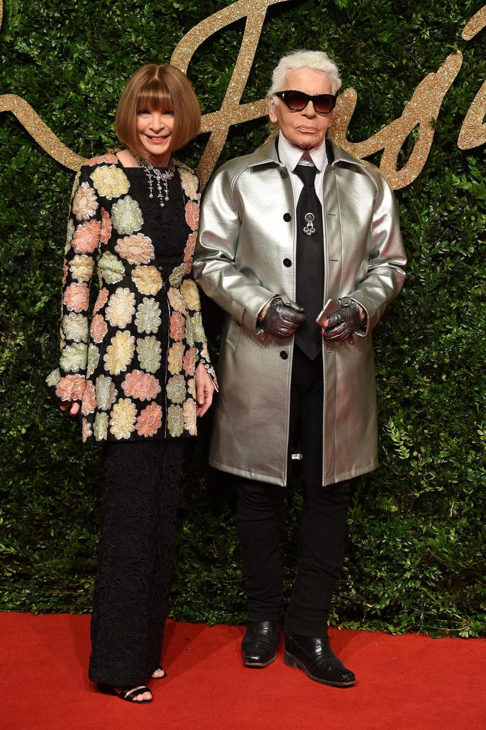 Zusammen mit "Vogue"-Chefin Anna Wintour posiert er 2015 auf dem roten Teppich der Fashion Awards.