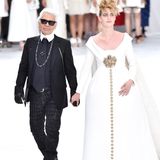 Ashleigh Good läuft für Karl Lagerfeld in einem Brautkleid von Chanel und hochschwanger über den Catwalk.
