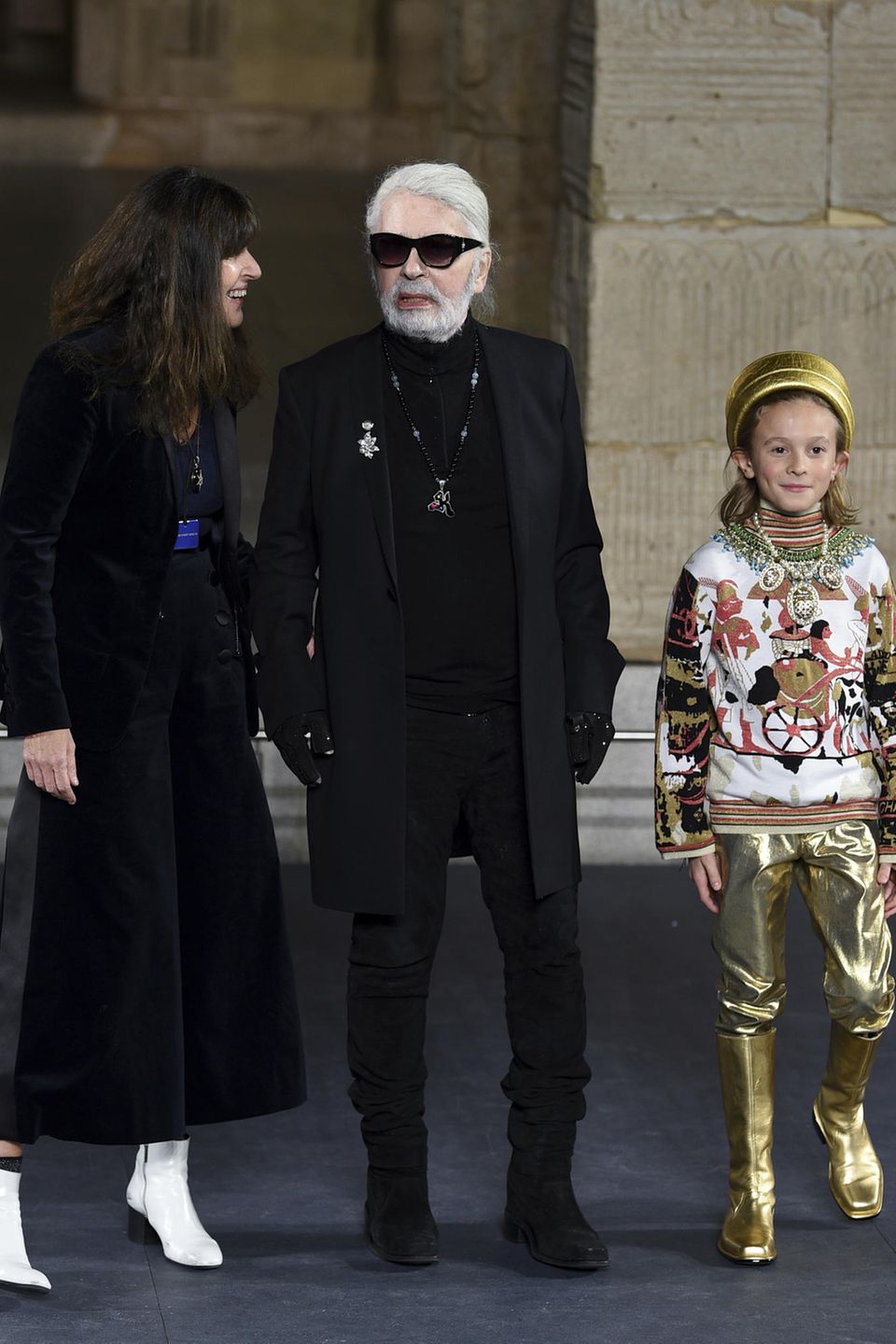 Karl Lagerfeld (M.) mit seiner "Chanel"-Nachfolgerin Virginie Viard (l.) und Hudson Kroenig (r.) während der "Chanel Metiers D'Art 2018/19 Show" im "Metropolitan Museum of Art" in New York am 4. Dezember 2018. Es war der letzte öffentliche Auftritt von Patenonkel und Patensohn.