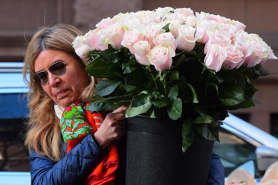 Herzogin Meghan: Die Blumen, die zur angeblichen Babyparty von Herzogin Meghan getragen wurden, geben Anlass zur Vermutung, dass Prinz Harrys Frau ein Mädchen erwartet. Die Blumen, die zur angeblichen Babyparty von Herzogin Meghan getragen wurden, geben Anlass zur Vermutung, dass Prinz Harrys Frau ein Mädchen erwartet.