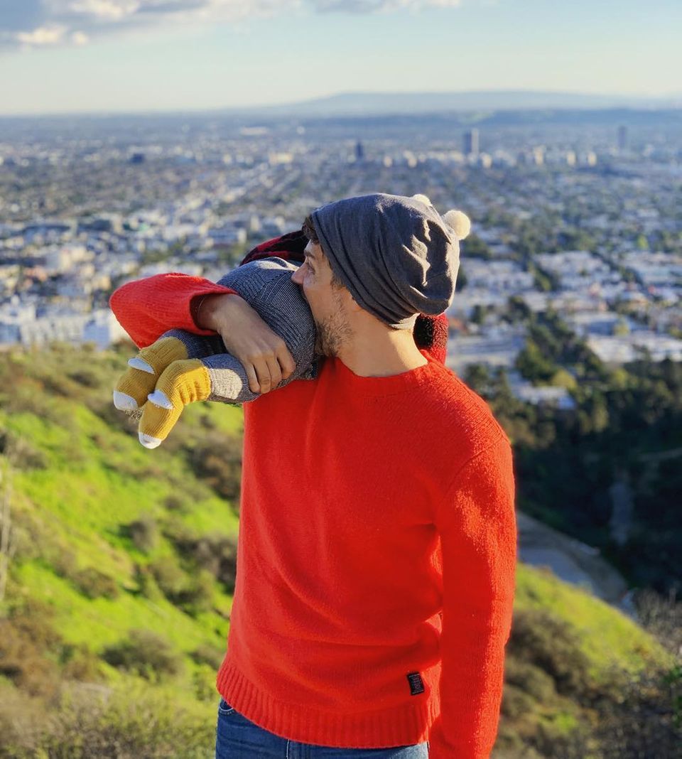 19. Februar 2019   "Nich vegan. Aber lecker!", scherzt Schauspieler Wayne Carpendale. Das tolle Foto mit Söhnchen ist auf dem Runyon Canyon, über den Dächern Los Angeles', entstanden.