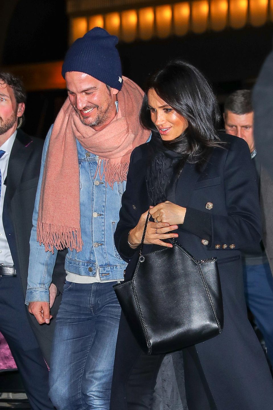 Herzogin Meghan: Herzogin Meghan und Markus Anderson auf dem Weg zu "The Polo Bar" in New York, wo die beide am 19. Februar 2019 Meghans Schwangerschaft feiern Am Abend des 19. Februar zeigt sich Herzogin Meghan noch einmal - auf dem Weg zum Dinner. Dieses nehmen sie und ihre angereisten Freunde in der "The Polo Bar" ein, die Star-Designer Ralph Lauren gehört. Einer der Gäste begleitet Meghan zur Bar, geht direkt neben ihr. Dabei handelt es sich um Markus Anderson, der als Consultant für die SoHo House Group arbeitet. Der Kanadier zählt seit Jahren zu Meghans besten Freunden, war auch Gast bei ihrer Hochzeit mit Prinz Harry.