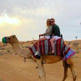 In der Wüste der Vereinigten Arabischen Emirate: Storm und Ronan Keating versuchen sich als Dromedarreiter.
