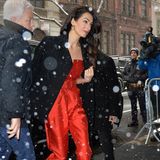 Amal Clooney erscheint am 19. Februar 2019 zur Babyparty von Herzogin Meghan im "The Mark Hotel" in New York. Sie hat sich für einen roten Jumpsuit mit stylischem Dekolleté entschieden. Ein schlichter schwarzer Mantel hält sie warm. Doch die Schuhe sind in Wahrheit das Besondere an dem Look und eine wahre Hommage an die Bald-Mama Meghan, denn ...